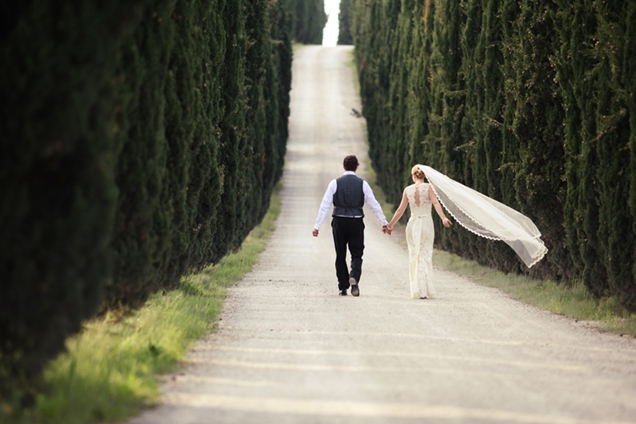 intimate-wedding-within-walled-medieval-town-in-san-gimignano-italy