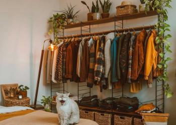 Como montar um guarda roupa capsula morando em studio 2026